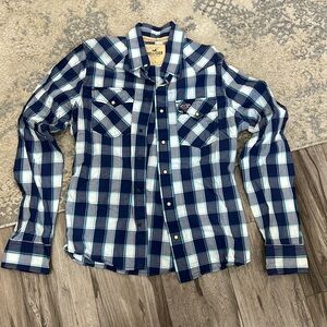 Men’s Hollister size Large long sleeve button up blue plaid.